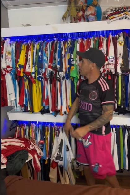 Tato Valenzuela muestra en TikTok su colección de camisetas, que, según dice, son todas originales y hay muchas firmadas por los futbolistas profesionales