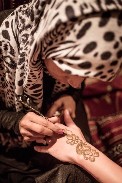 Tatuaje de henna, práctica común durante la excursión al desierto.