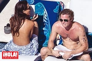 Tatuajes y topless. Al sol y exhibiendo sus cuerpos en plena forma, él lee un guión y ella un libro.