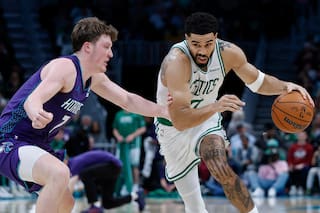 Tatum anota 32 y los Celtics vencen 114-99 a los Hornets para su tercera victoria seguida