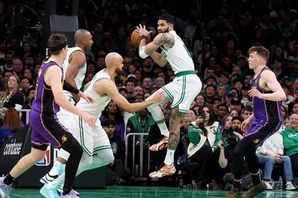 Tatum brilla con 40 puntos y Celtics doblegan 111-101 a Lakers tras salida de James por lesión