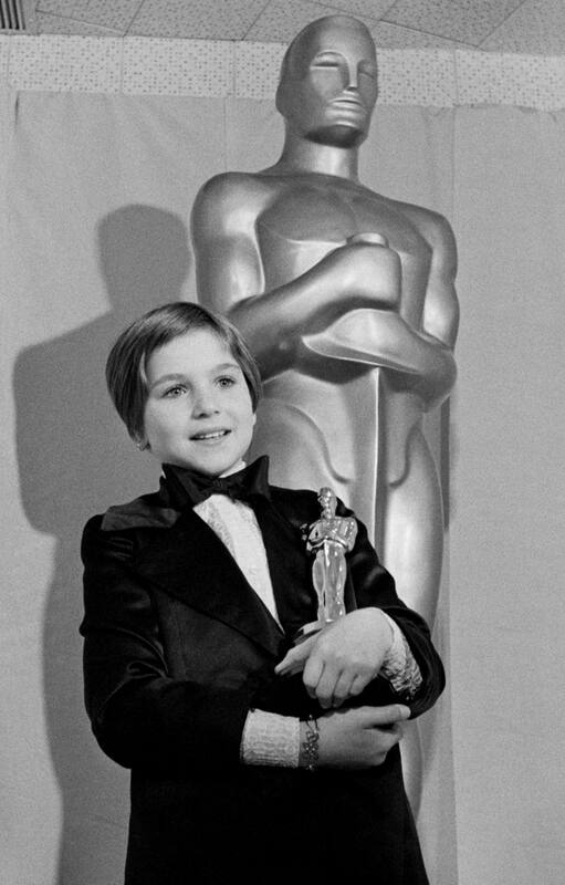 Tatum O'Neal con el premio por Luna de papel, triunfo que enfureció a su padre Ryan