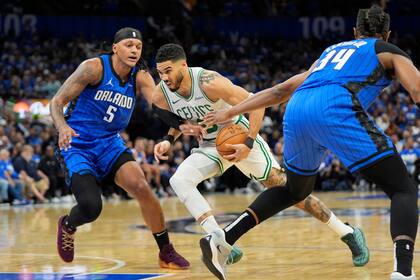 Tatum y Brown lideran a Celtics 107-98 sobre Magic y toman ventaja de 3-1 en la serie