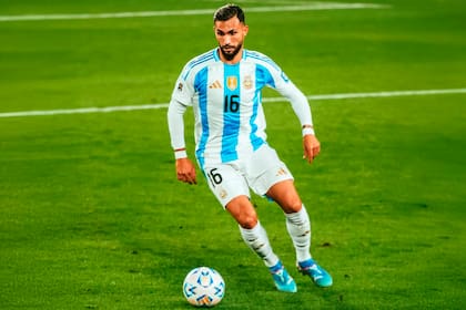 Taty Castellanos con la camiseta de la selección argentina; el mendocino de 27 años fue citado para cuatro partidos de la última eliminatoria, pero jugó dos.