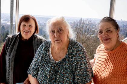 Tatyana Zhuravliova (der), Larisa Dzuenko (izq) y Galina Ulyanova, tres sobrevivientes al holocausto judío tras escaparle a los nazis durante la Segunda Guerra Mundial, posan para una foto en el ancianato de Francfort donde fueron recibidas luego de salir de Ucrania por la invasión rusa. Foto del 27 de marzo del 2022. (AP Photo/Michael Probst)