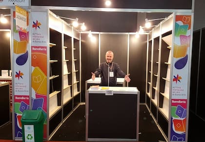 Tav Ripo en un stand "okupa" dedicado a la palindromía en la Feria Internacional del Libro de 2022
