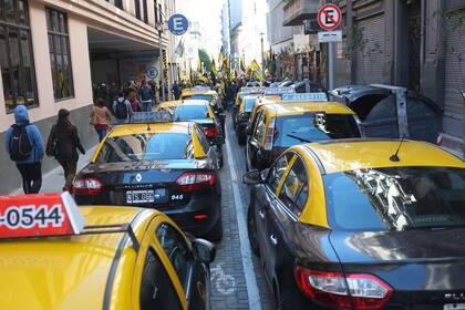 Taxi vs Uber: el gremio se moviliza en reclamo de la "irregularidad" de la empresa internacional