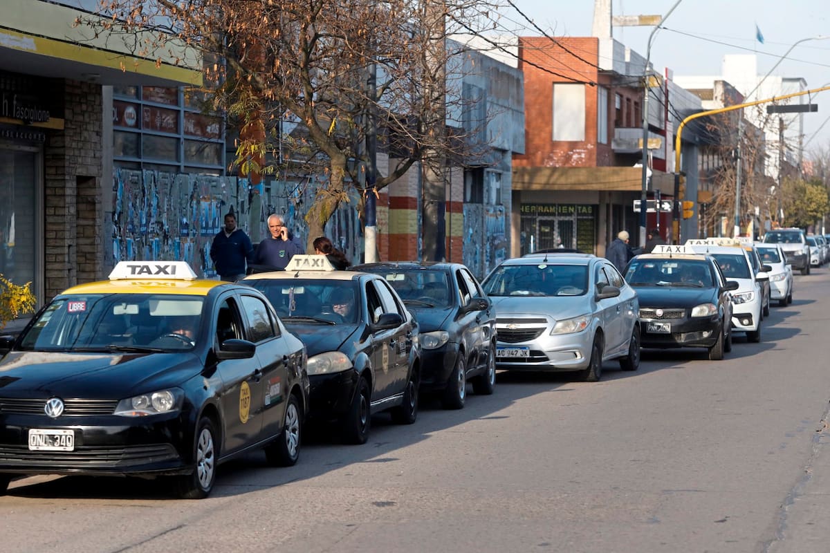 Taxistas demandaron a las aplicaciones de viajes por competencia desleal.