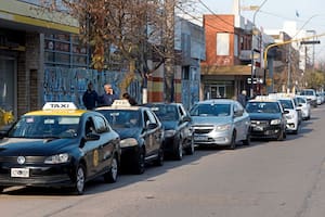 Un grupo de ocho taxistas demanda a las apps de viajes y reclama $848.000.000 en indemnización