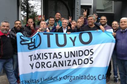 Taxistas K posan junto a Alberto Fernández, candidato a la presidencia del Frente de Todos