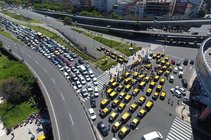 Taxistas protestan contra Uber en avenida 9 de Julio y San Juan