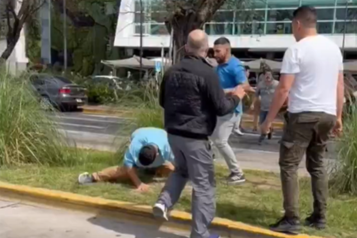 Taxistas y choferes de aplicaciones se pelearon en la puerta de Aeroparque.