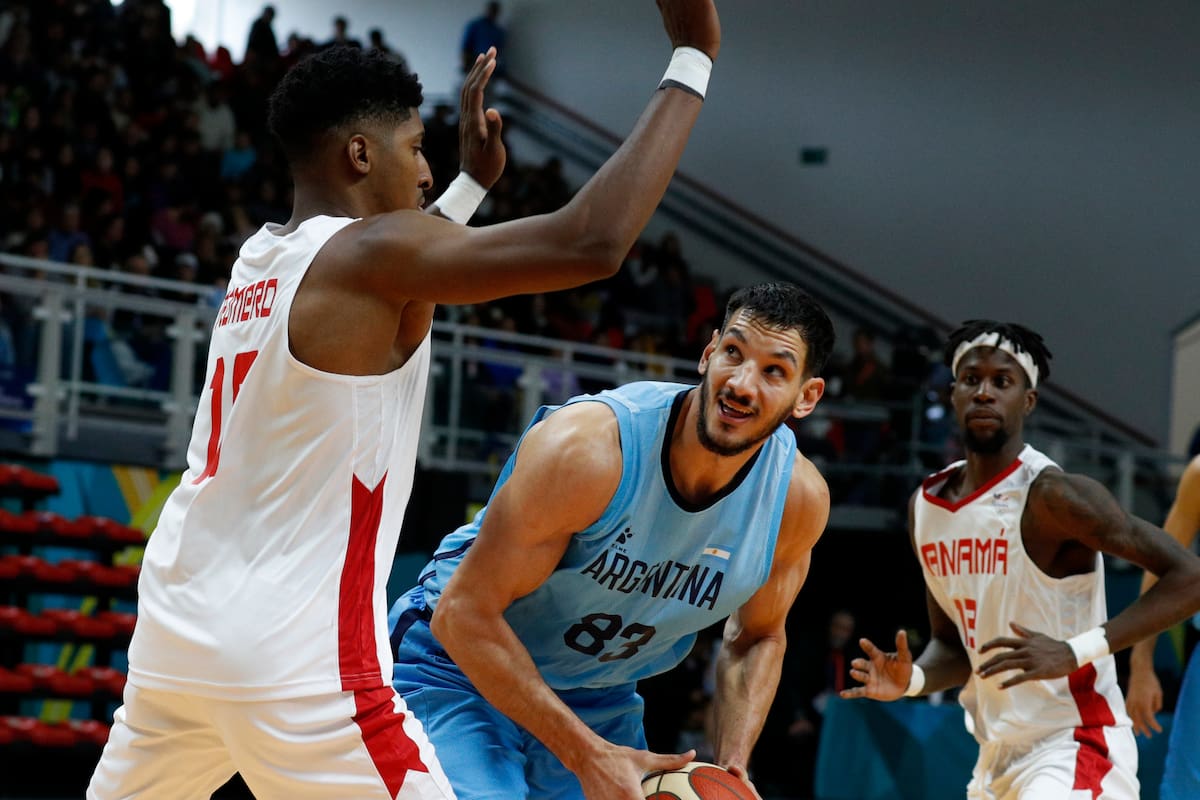 Tayavek Gallizzi en acción en el partido entre la Argentina y Panamá, por la fecha 2 del grupo B de los Juegos Panamericanos de Santiago.