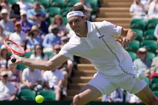 Taylor Fritz avanza a la tercera ronda y gana puntos de estilo en Wimbledon