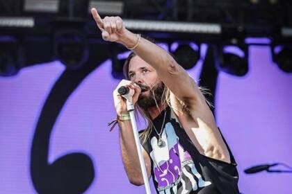 Taylor Hawkins carismático, frente al micrófono o detrás de la batería