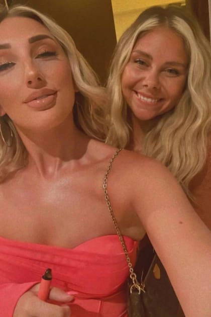 Taylor Jane Wilkey y Phoebe Robb durmieron con Andy Carroll en su despedida de soltero pero, según la primera de las mujeres, en la cama "no pasó nada"