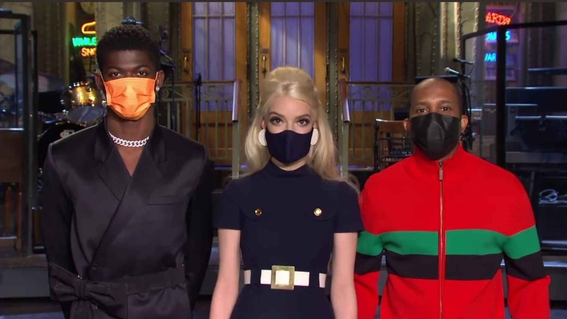 Taylor-Joy es una joven actriz que tras su exitosa labor en la serie Gambito de Dama fue convocada para Londres, fue convocada para ser la presentadora este sábado del histórico programa de la TV estadounidense Saturday Night Live para cerrar la entrega 46.