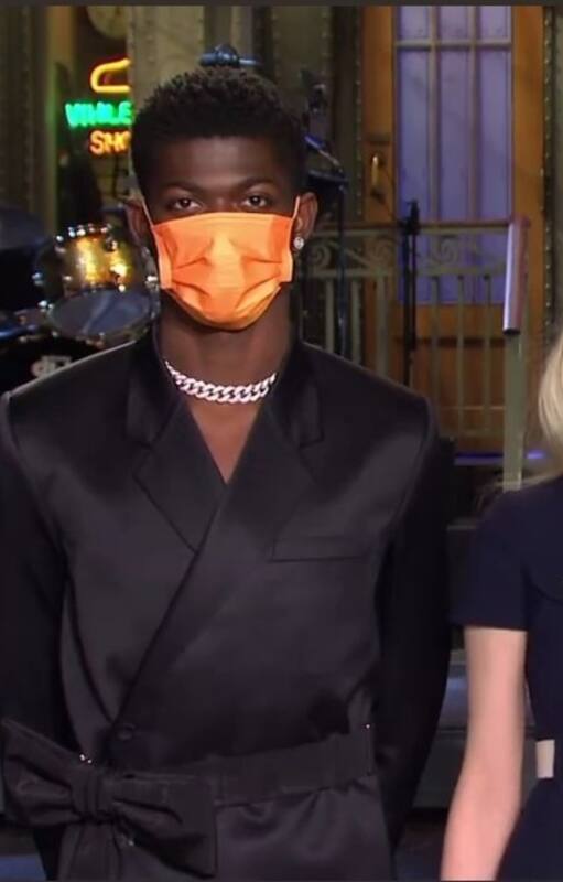 Taylor-Joy es una joven actriz que tras su exitosa labor en la serie Gambito de Dama fue convocada para Londres, fue convocada para ser la presentadora este sábado del histórico programa de la TV estadounidense Saturday Night Live para cerrar la entrega 46.