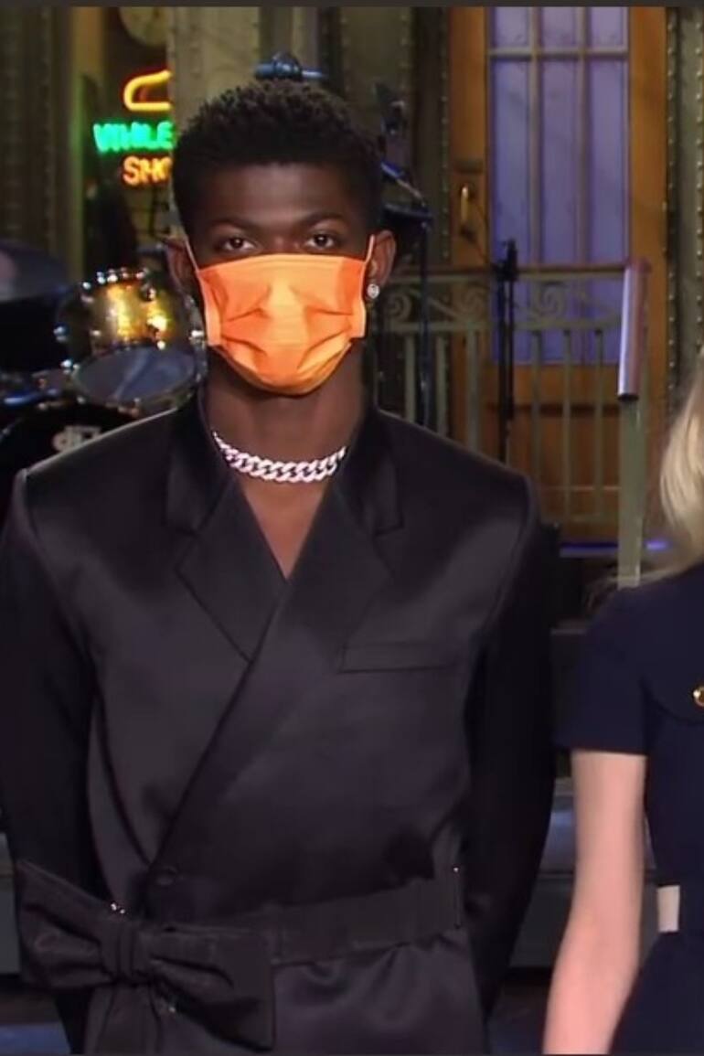 Taylor-Joy es una joven actriz que tras su exitosa labor en la serie Gambito de Dama fue convocada para Londres, fue convocada para ser la presentadora este sábado del histórico programa de la TV estadounidense Saturday Night Live para cerrar la entrega 46.