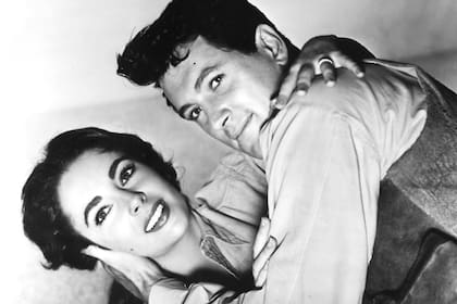 Taylor junto a Rock Hudson, en el film Gigante (1956)