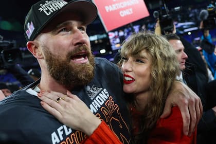 Taylor junto a su pareja