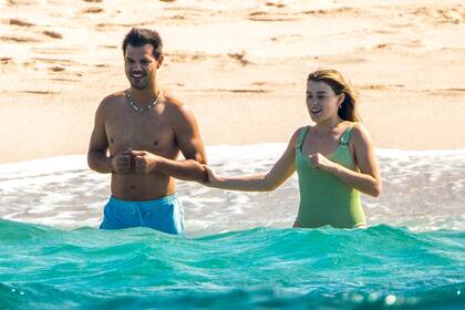 Taylor Lautner y su esposa, Taylor Dome, disfrutaron de unos días de ensueño en las playas mexicanas