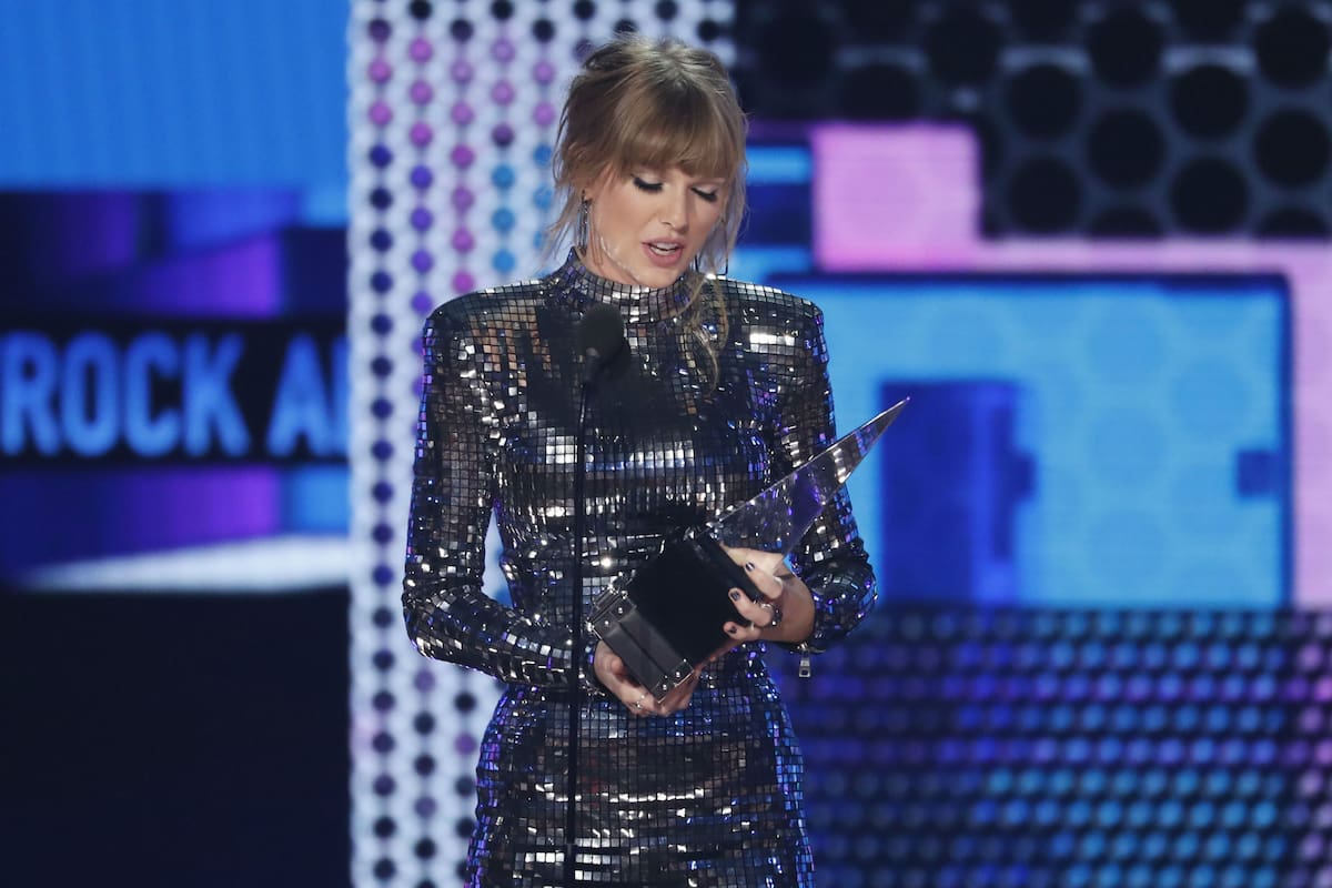 Taylor Swfit llamó a los jóvenes a salir a votar cuando recibió uno de los premios anoche