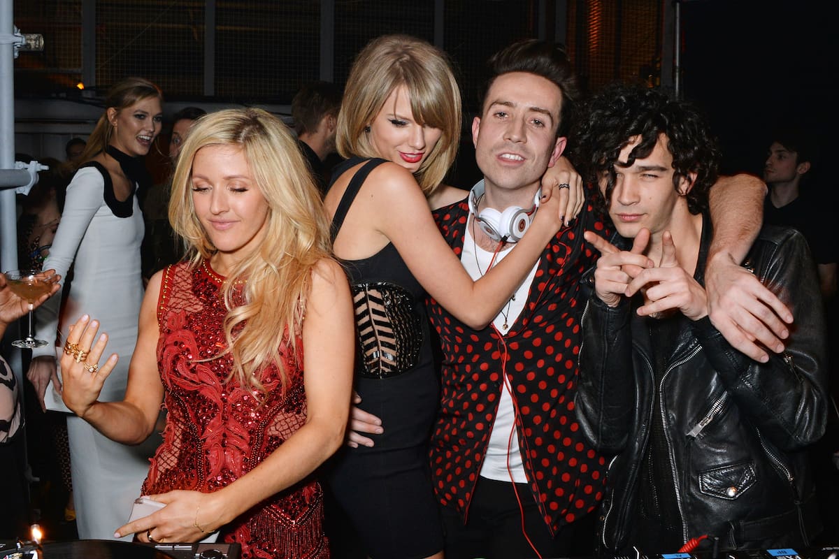 Taylor Swift abraza a Nick Grimshaw, junto a Matt Healy, en una fiesta de Universal Music Brits en The Soho House Pop-Up en febrero
