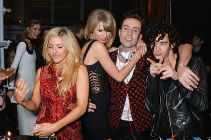 Taylor Swift abraza a Nick Grimshaw, junto a Matt Healy, en una fiesta de Universal Music Brits en The Soho House Pop-Up en febrero