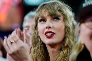 Taylor Swift aplaude luego del partido por el campeonato de la NFL entre los Ravens de Baltimore y los Chiefs de Kansas City, el domingo 28 de enero de 2024, en Baltimore. (AP Foto/Julio Cortez, Archivo)