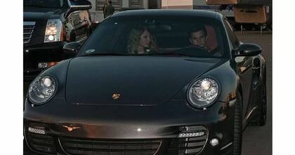 Taylor Swift arriba de un Porsche 911 Turbo con Taylor Lautner