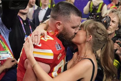 Taylor Swift celebrando con Travis Kelce su victoria en el Súper Bowl 2024