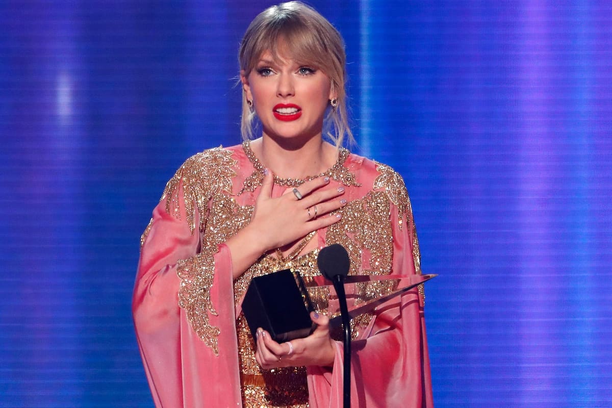 Taylor Swift, con uno de los premios que recibió durante los American Music Awards