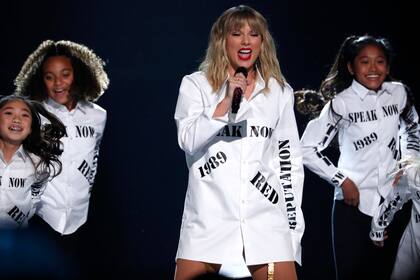 Taylor Swift se apoderó del escenario para cantar algunos de sus hits