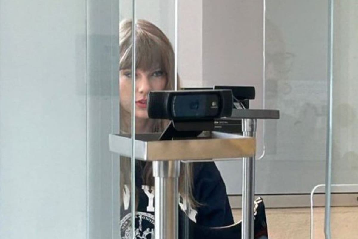 Taylor Swift en la Argentina: las primeras imágenes de la artista al pasar por Migraciones