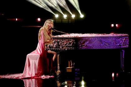 Taylor Swift, brilló sobre el escenario con su interpretación de "Love Story" al ritmo del piano