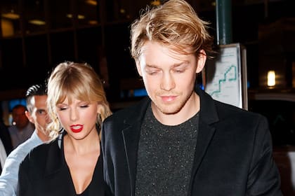 Taylor Swift junto a su exnovio, el actor Joe Alwyn, de quien se separó este año tras seis años juntos