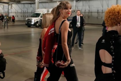 Taylor Swift lució dos costosos accesorios en su look con el número 87,el mismo que lleva Travis Kelce en su camiseta