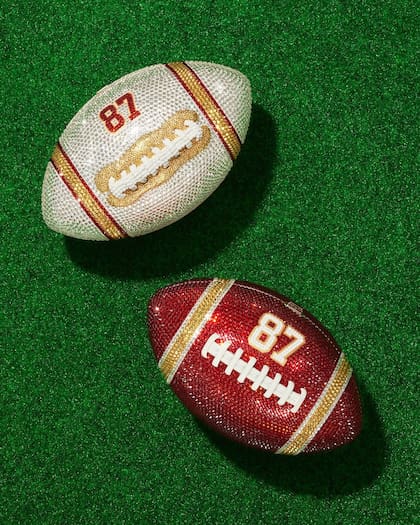 Taylor Swift lució el bolso en forma de balón de futbol americano de Judith Leiber, personalizado para la intérprete con incrustaciones de cristales y el número de jugador que corresponde a su novio, Travis Kelce