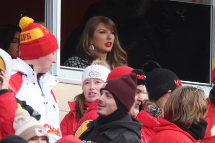 Taylor Swift observa desde una suite el partido de playoffs entre los Chiefs de Kansas City y los Texans de Houston, el sábado 18 de enero de 2025, en Kansas City, Missouri