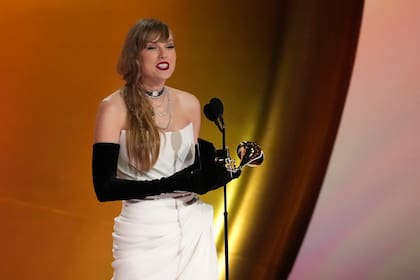 Taylor Swift recibe el premio a mejor álbum pop vocal por "Midnights" en la 66a entrega anual de los Premios Grammy y anuncia el lanzamiento de su nuevo disco; la artista también se llevó el premio al mejor disco del año