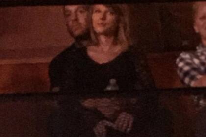 ¡A upa! Taylor Swift y Calvin Harris, mirando un show