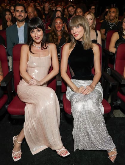 Taylor Swift y Dakota Johnson durante los MTV VMAs 2026; la actriz fue la encargada de entregarle a la cantante el Artist Director Honors, antes del estreno de “Patient Zero”, el videoclip dirigido por Swift y protagonizado por Johnson junto a Colin Farrell