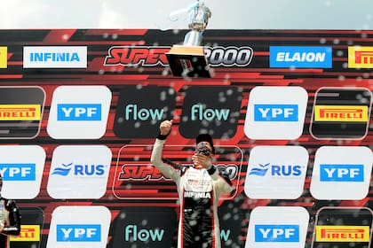 Por el aire: Matías Rossi lanza la copa del campeón y desata el festejo de Toyota Gazoo Racing Argentina; es la quinta corona del Misil, entre Súper TC2000 y TC2000