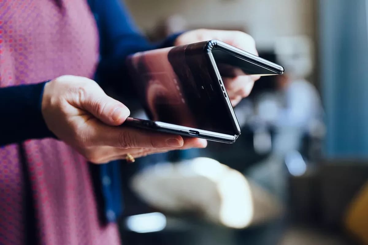 TCL mostró un prototipo de un smartphone plegable que tiene tres secciones, lo que permite una pantalla más grande cuando está desplegado, pero hace que el equipo sea más grueso que otros al estar plegado
