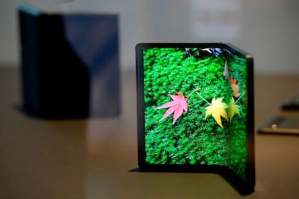 TCL también tiene prototipos de pantallas flexibles, y las piensa para equipos más económicos