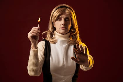“Te espero en la oscuridad” es el nuevo desafío de Silvia Kutika. Considerada una las diez mejores obras teatrales de suspenso de la historia, “Wait Until Dark” –tal es su nombre original- fue un éxito desde que se estrenó en Broadway, fines de la década del 60. Lee Remisk y Robert Duvall, y Marisa Tomei y Quentin Tarantino fueron algunas de las leyendas que la interpretaron (en la versión cinematográfica estuvieron Terence Young y Audrey Hepburn).