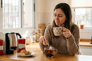 ¿Té o café?, la gran duda a la hora del desayuno (Foto: IA)