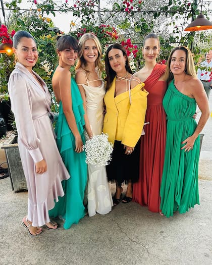 Team bride: las amigas de la novia eligieron colores vibrantes para esta ocasión tan especial.