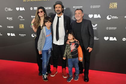 Team completo. Lula Bertoldi, Nico Sorin y Carlos Sorin junto a los niños de la familia. La cantante y guitarrista le puso música a la ceremonia en reemplazo de su hermana Marilina, que no pudo asistir por estar enferma.